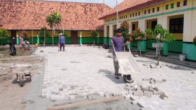 Pemasangan Paving Block di SDN Kertajaya 04 Amburadul, Kontraktor dan Pengawas Diduga Kongkalikong