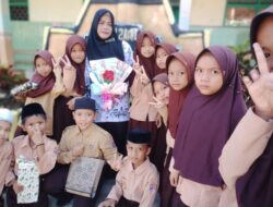 Hari Guru Nasional, Siswa-siswi MIN 4 Wajo Beri Kado Spesial Untuk Gurunya