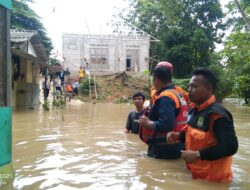 Bersama BPBD dan Muspika, FPRB Cikarang Barat Bantu Evakuasi Warga Kali Jaya Yang Terdampak Banjir