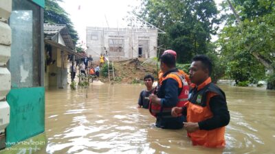 Bersama BPBD dan Muspika, FPRB Cikarang Barat Bantu Evakuasi Warga Kali Jaya Yang Terdampak Banjir