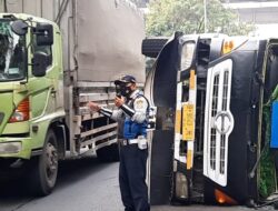 Diduga Sopir Mengantuk, Truk Kontainer Bermuatan Berat Terbalik di Putaran Gerbang Tol Bekasi Barat