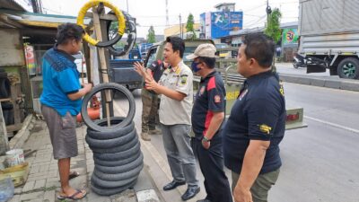 Trantib Kecamatan Cikarang Barat Laksanakan Penertiban Pelanggaran Trotoar