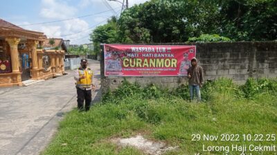 Polsek Sukarami Palembang Sebar 300 Spanduk Himbauan Anti Curanmor