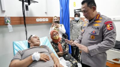 Kapolri Jenguk Korban Bom Bunuh Diri Polsek Astana Anyar