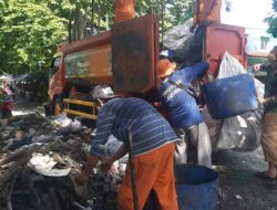 Antisipasi Banjir, UPTD LH Bekasi Barat dan Dinas BMSDA Kota Bekasi Angkat Lumpur dan Sampah di Aliran Sungai