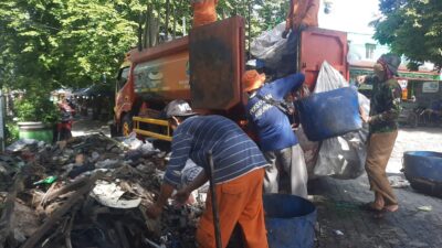 Antisipasi Banjir, UPTD LH Bekasi Barat dan Dinas BMSDA Kota Bekasi Angkat Lumpur dan Sampah di Aliran Sungai