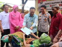 Kapolres Lamsel Serah Bantuan Rumah Kepada Ibu Nurhasanah