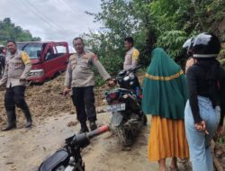 Personil Polsek Matangnga Bantu Warga Bersihkan Sisa- Sisa Material Tanah Longsor Desa Rangoan