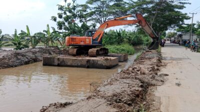 Tanah Pengerukan Tercecer di Jalanan, Normalisasi Kali SS Rawa Segaran Disorot LSM SIRA