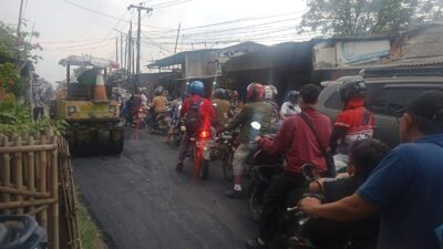 Acak-acakan, Pengaspalan Jalan Simpang Empat CBL Dikerjakan Dengan Manual