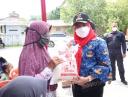 Walikota Bandar Lampung Tangani Inflasi dengan Bagikan Paket Beras di 10 Kecamatan