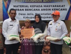 Bupati Ikfina Serahkan Bansos Kepada Warga Terdampak Bencana Angin Kencang