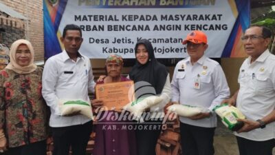 Bupati Ikfina Serahkan Bansos Kepada Warga Terdampak Bencana Angin Kencang