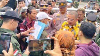 Ketua Komisi I Tanggapi Aspirasi Ratusan Masyarakat Soal Pencopotan Tri Adhianto