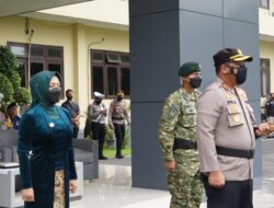 Pengamanan Nataru, Bupati Ikfina Hadiri Polres Mojokerto Apel Gelar Pasukan