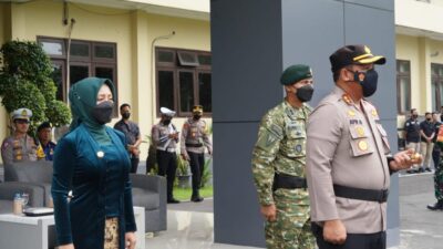 Pengamanan Nataru, Bupati Ikfina Hadiri Polres Mojokerto Apel Gelar Pasukan