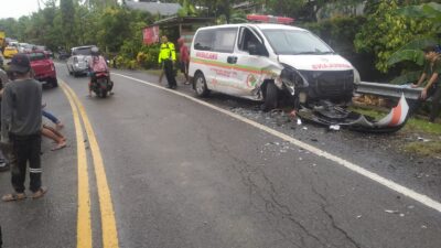 Mobil Ambulance Milik RSUD Siwa Alami Kecelakaan di Jalan Poros Sengkang