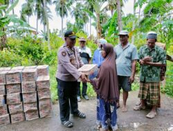 Kapolsek Sabbangparu Serahkan Bantuan Air Minum Kemasan Pada Warga Terdampak Banjir