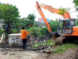 100 Ton Sampah Menumpuk Di Kali Jambe, Petugas Kebersihan Tancap Gas Di Musim Penghujan