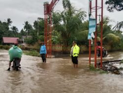 Kapolsek Sabbangparu Laksanakan Giat Patroli dan Pantau Lokasi Banjir di Sejumlah Desa