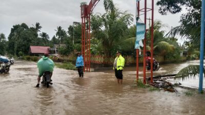 Kapolsek Sabbangparu Laksanakan Giat Patroli dan Pantau Lokasi Banjir di Sejumlah Desa