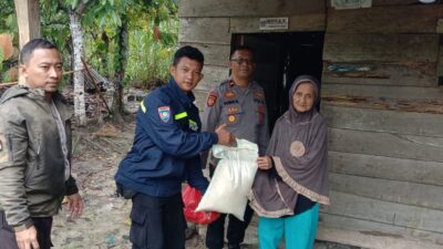 Jumat Berbagi, Kapolsek Tutar Polres Polman Bagikan Sembako Bagi Warga Kurang Mampu