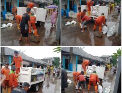 Petugas DLH Kota Bekasi dan Warga Bersihkan Lumpur Saluran Air Di Jaticempaka