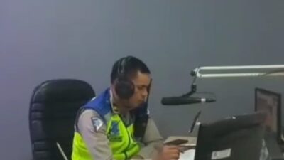 Personil Sat Lantas Polresta Deli Serdang Himbau Warga Taat Berlalu Lintas Lewat Saluran Radio