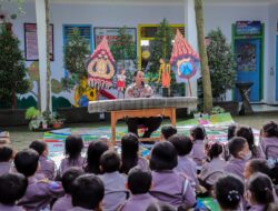 Tanggapi Isu Penculikan Anak, Kapolsek Pare Ndalang di Depan Murid TK