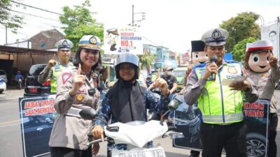 Operasi Keselamatan Semeru 2023, Polres Malang Berbagi Helm Gratis