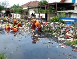 Tim Biawak UPTD Wilayah II Bersihkan Sampah Sepanjang 500 Meter