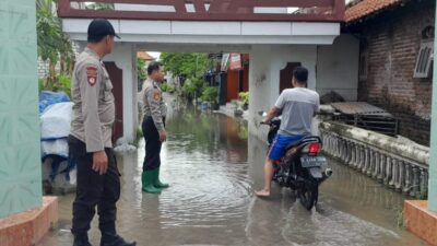 Kapolres Lamongan Keliling Kampung, Pastikan Warga Aman Dari Bencana Banjir