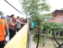 Polres Metro Bekasi Buka Dapur Umum Bagi Warga Terdampak Banjir di Cikarang Utara