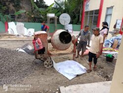 Kades Bumiasih Palas Gotong Royong Perbaiki Aula Pertemuan yang Rusak