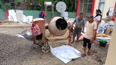 Kades Bumiasih Palas Gotong Royong Perbaiki Aula Pertemuan yang Rusak