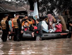 Dramatis, Aksi Heroik Brimob Batalyon D Pelopor Satbrimob PMJ Evakuasi Warga Terjebak Banjir di Cikarang Utara