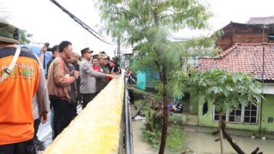 Polres Metro Bekasi Buka Dapur Umum Bagi Warga Terdampak Banjir di Cikarang Utara