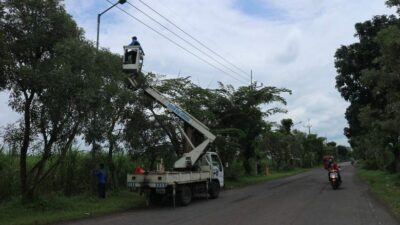 Dishub Kabupaten Jombang Laksanakan Perawatan PJU di Beberapa Ruas Jalan