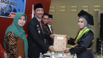 Wisuda Ke-13 Akbid Persada Wajo, Wabup Amran Minta Alumni Bantu Promosikan Kampus