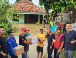 FajarPaper Berikan Bantuan  Bagi Warga Terdampak Banjir Di Kabupaten Bekasi