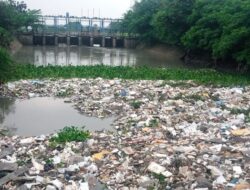 Sampah Menumpuk di Jembatan Caringin Akhirnya Diangkat