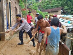 Respon Cepat, Polsek Panjang Bersama Warga Evakuasi Material Longsor Di Dua Lokasi Berbeda