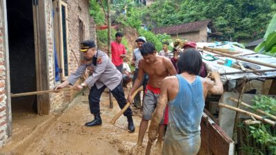 Respon Cepat, Polsek Panjang Bersama Warga Evakuasi Material Longsor Di Dua Lokasi Berbeda