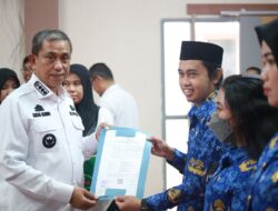 Amran Mahmud Serahkan SK PNS dan Perpanjangan SK PPPK Formasi 2021 Pemkab Wajo