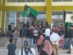 Puluhan Mahasiswa Kepung Kejati Sulbar