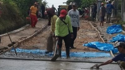 Warga Desa Baktirasa Sragi Dusun Sindangsari Swadaya Bangun Jalan Rabat Beton