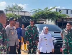 Polres Musi Rawas Dibantu Personel TNI dan Pemda, Lakukan Pembersihan Rumah Warga Pasca Banjir