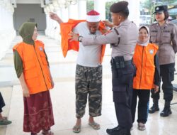 Jumat Curhat Polres Morowali, Berikan Rompi Kerja Bagi Petugas Kebersihan