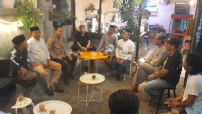 Anggota DPRD Wajo Bersama Kapolsek Urban Pitumpanua Ngopi Bareng LSM dan Pers