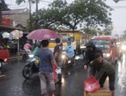 Meski Diguyur Hujan, Karang Taruna Desa Kalijaya Bagikan Takjil Gratis Pada Pengguna Jalan